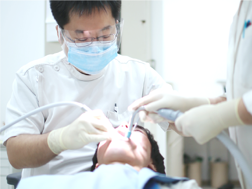 むし歯や歯周病の治療をはじめ、詰め物・被せ物・入れ歯の製作まで幅広く対応しています