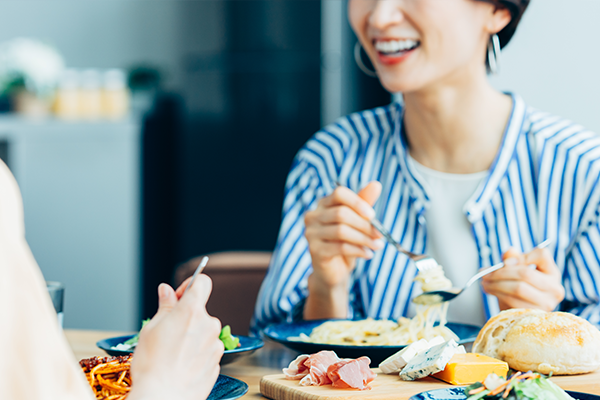 毎日の食事や会話が自然に楽しめるよう工夫がされています