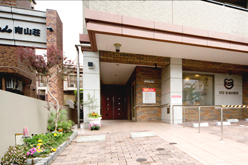 ①外観②待合室③診療室