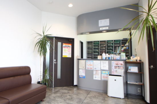 ①玄関②受付③待合室