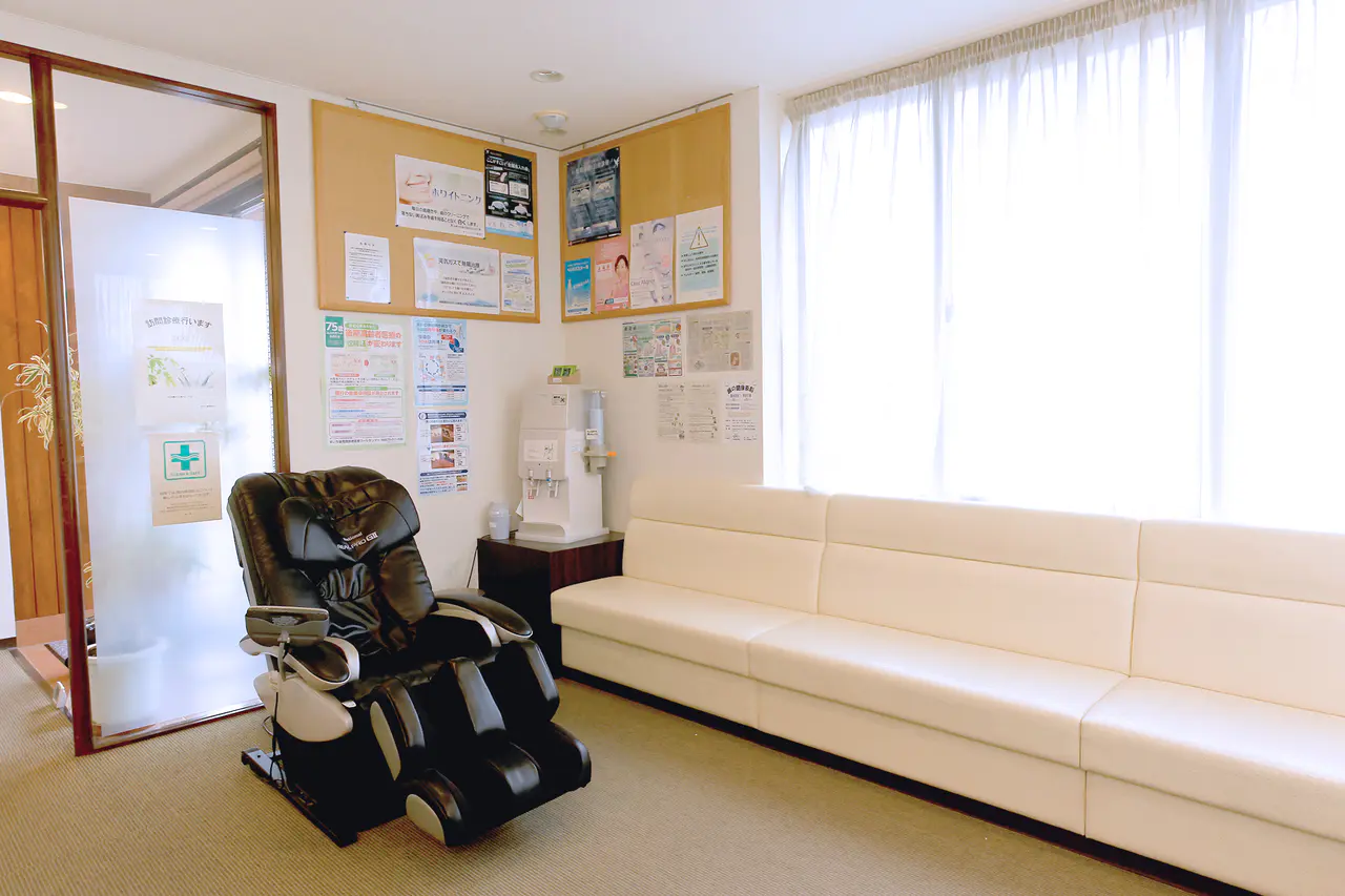 ①クリニック外観②受付③待合室