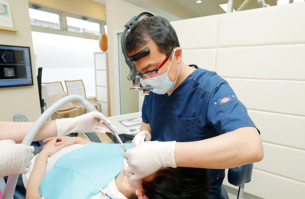 院長はインプラント治療の専門医です