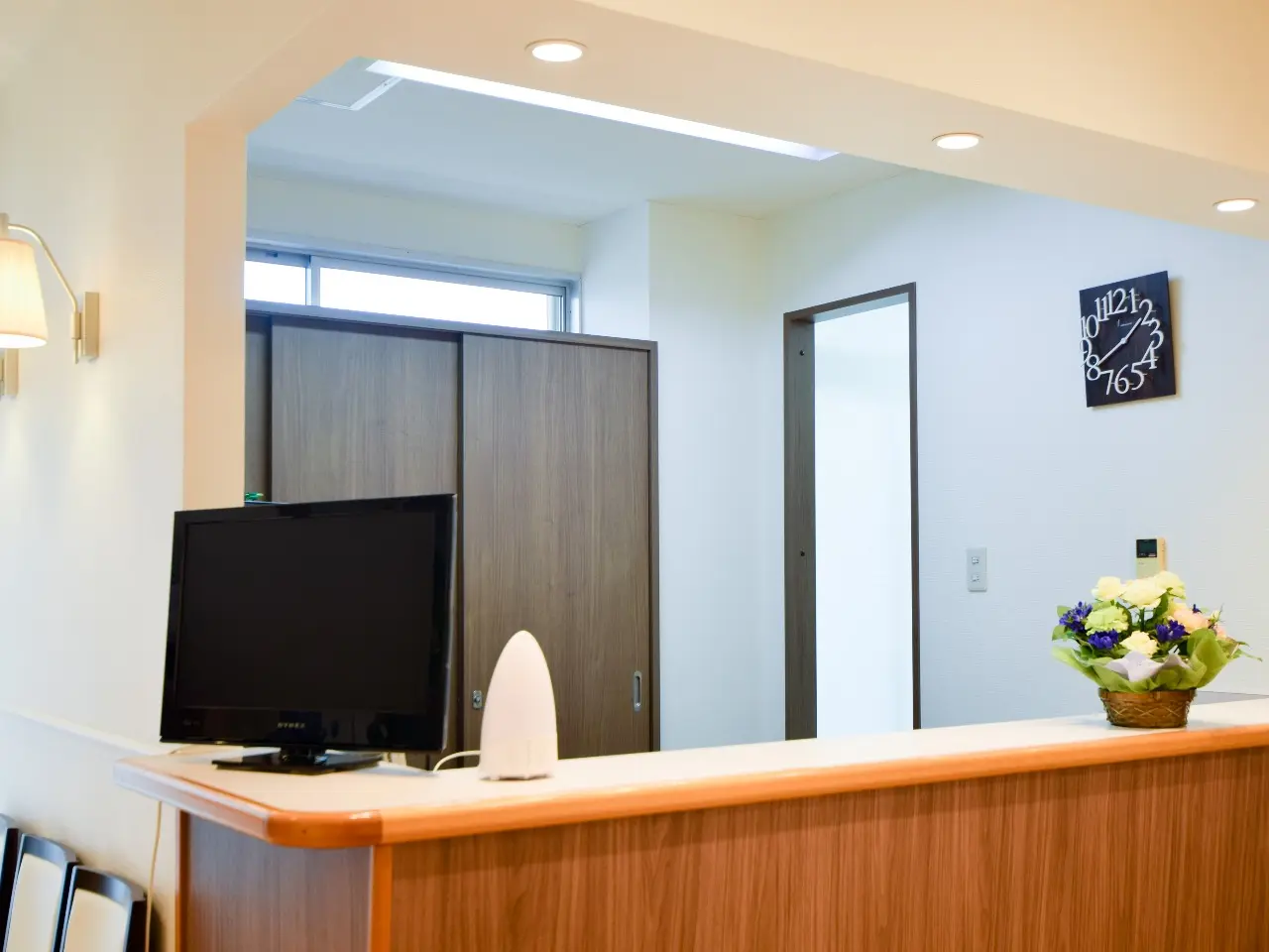 ①医院イメージ ②受付 ③待合室