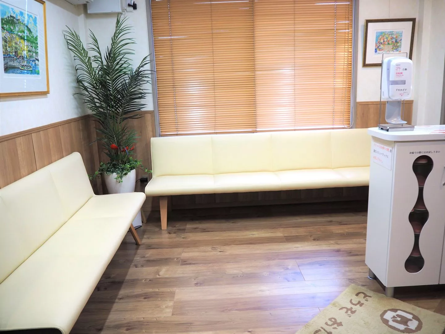 ①受付 ②待合室 ③医院外観