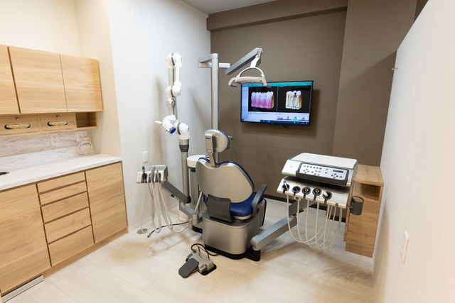 半個室の診療室で落ち着いて治療を受けられます