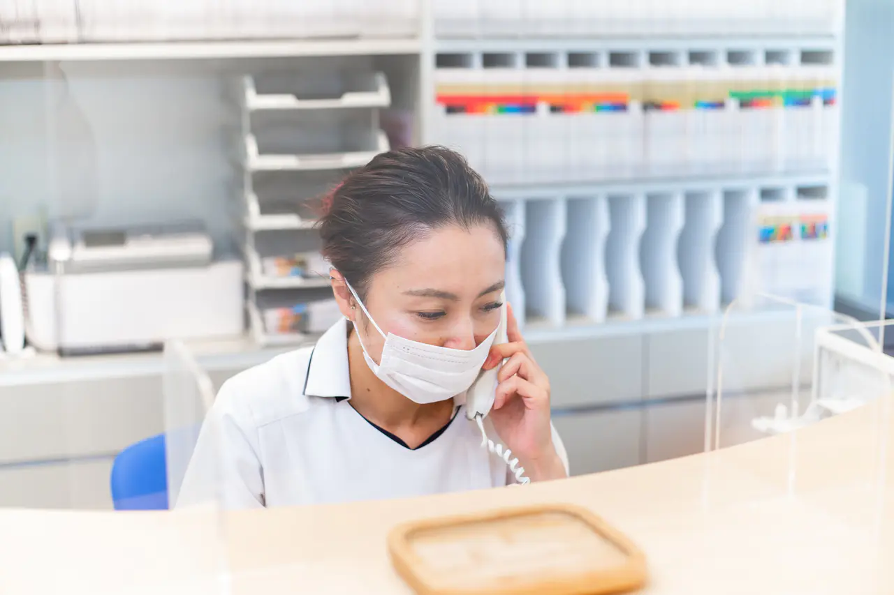 ①診療室 ②診療風景 ③受付