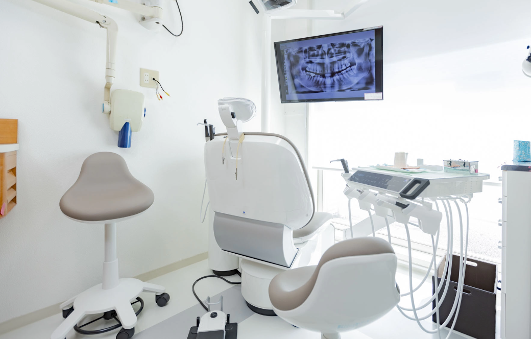 ①クリニック外観②院内はバリアフリー③診療室