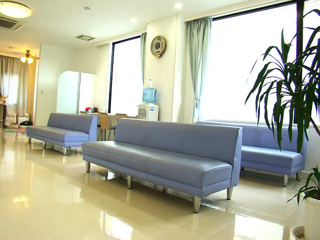 ①医院イメージ ②受付 ③待合室