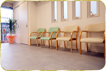 ①医院外観②診療室③待合室