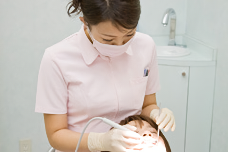 女性スタッフは全員、歯科衛生士の資格を持っています