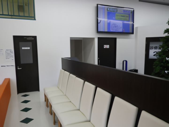 ①医院外観②受付③待合室