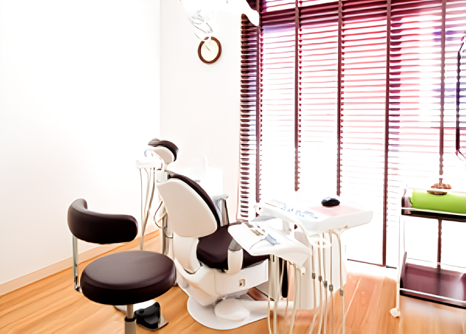 ①受付②診療室③キッズルーム