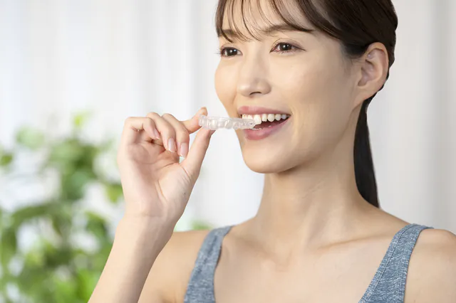 透明で取り外し可能なマウスピース型矯正装置を採用し、目立ちにくい矯正治療を提供しています