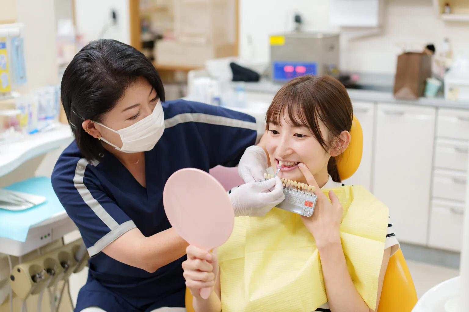 ①医院外観 ②受付・待合室 ③診療風景