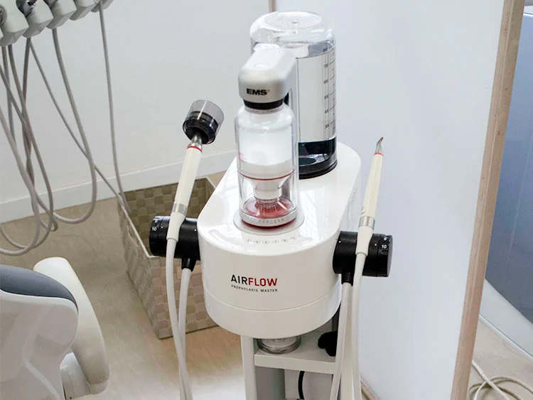 従来の歯周病治療とは異なる痛みの少ない治療を提供しています