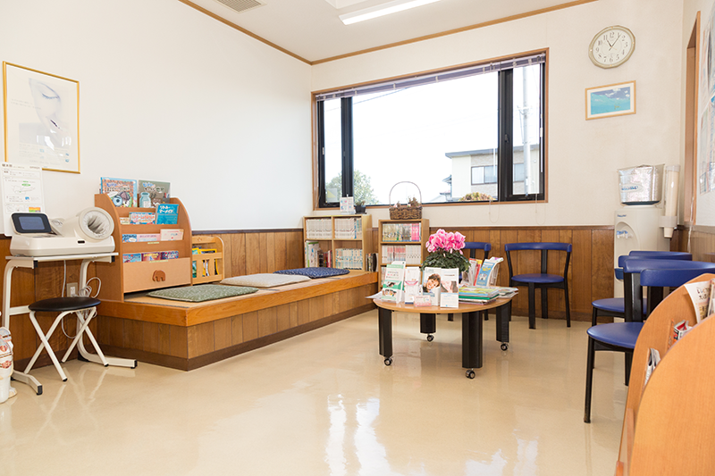 ①外観②待合室③個室診療室