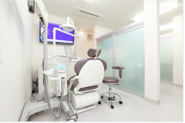【園生小入口 バス停から 徒歩2分】歯を残し、健康を保つための様々な治療とメンテナンスを行う三田歯科医院
