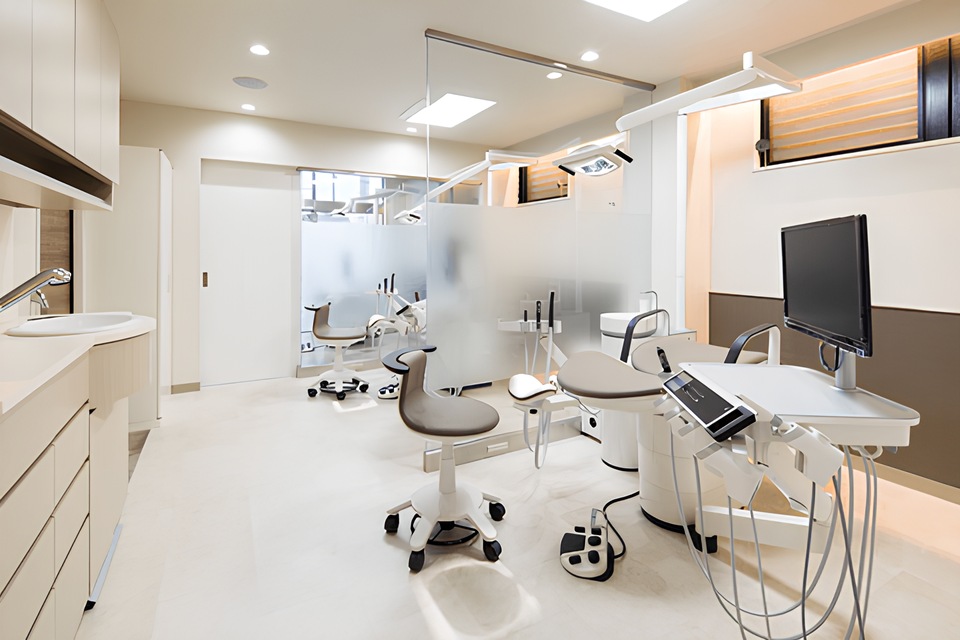 ①受付②待合室③診療台