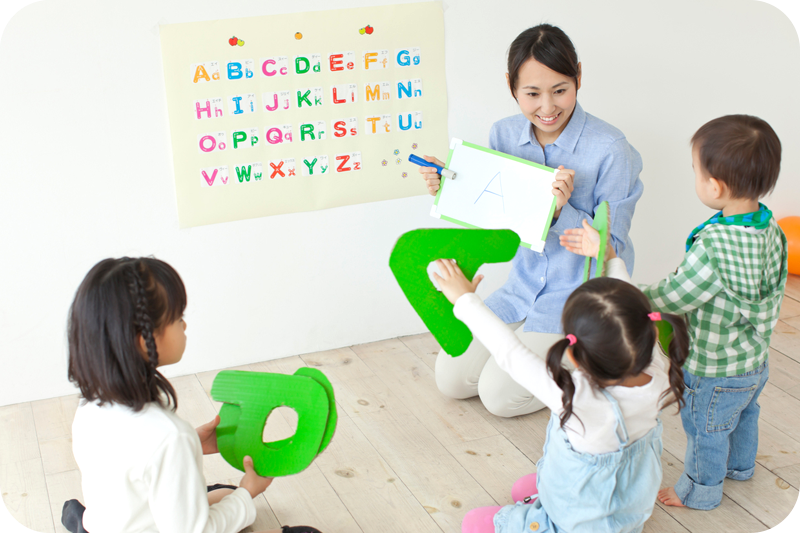 ①医院外観②説明の様子③キッズスペース