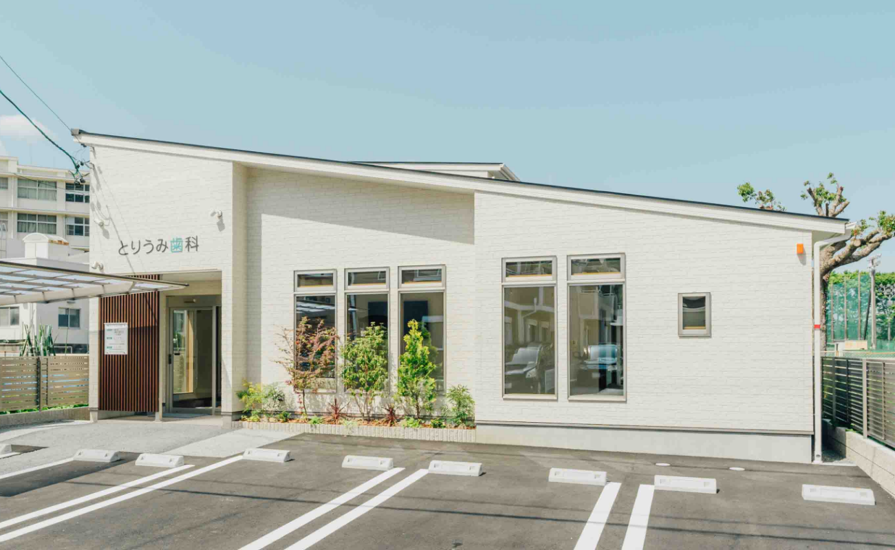 ①医院外観②診療台③院長