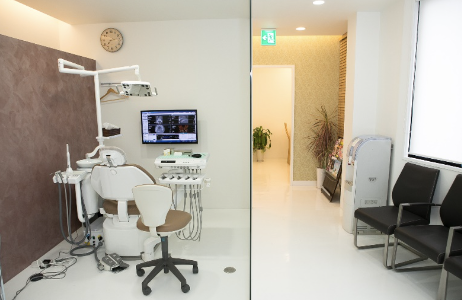 ①診療室 ②診療風景 ③医院外観