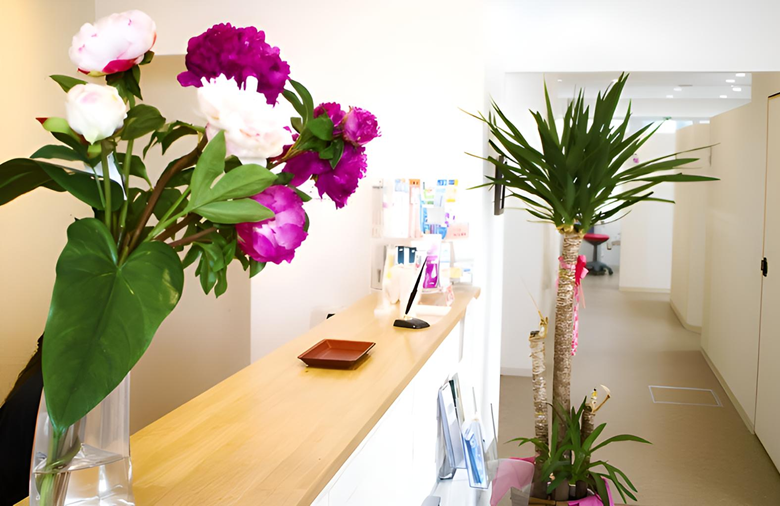 ①クリニック外観②受付③キッズスペース