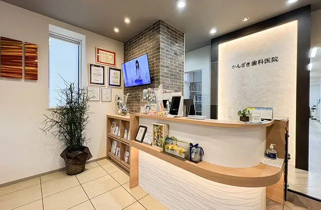 ①医院外観・スタッフ ②受付 ③待合室