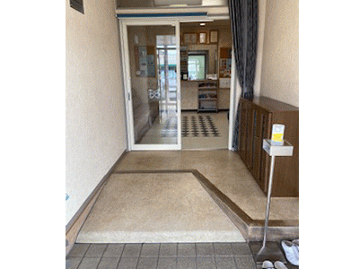 ①医院外観②入口③常に清潔な患者様用スリッパ