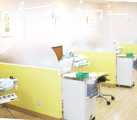 ①外観②待合室③診療室