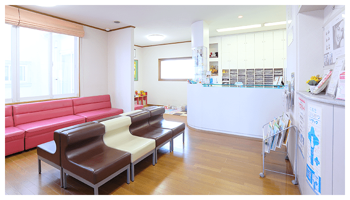 ①医院外観②キッズスペース③待合室