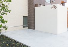 ①医院外観・駐車場②駐輪場③受付