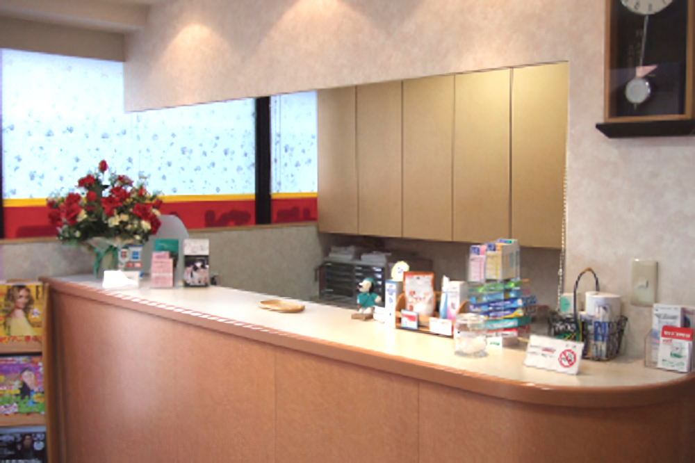 ①クリニック外観②受付③待合室