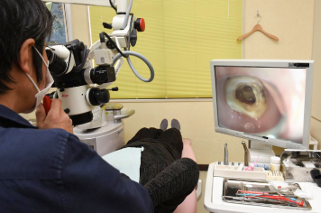 「基本を大切にする治療」を信条に、2000年より歯科顕微鏡を導入しています