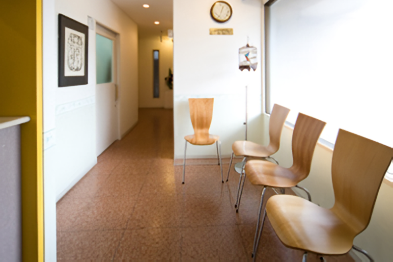 ①外観②待合室③診療室