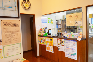 ①医院外観②医院入口③受付