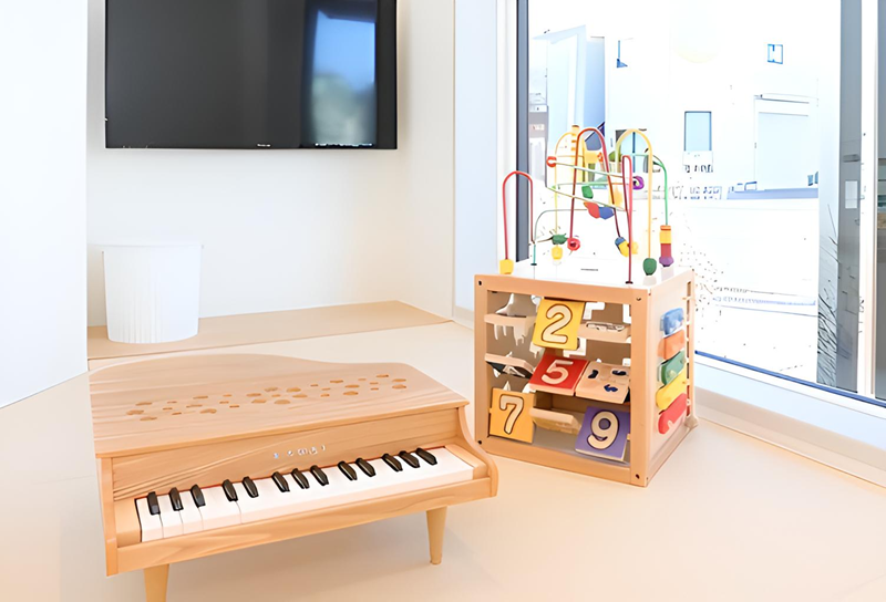 ①クリニック外観②診療室③キッズスペース