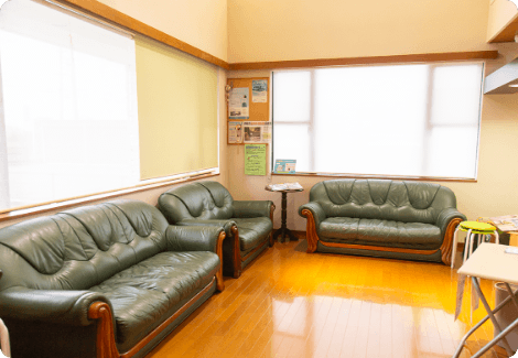 ①医院外観②待合室③診療室