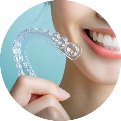透明で目立たず、取り外しが可能なマウスピース型矯正装置による治療です