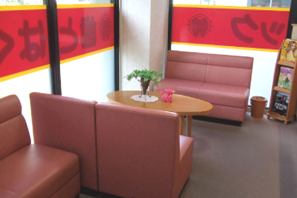 ①クリニック外観②受付③待合室