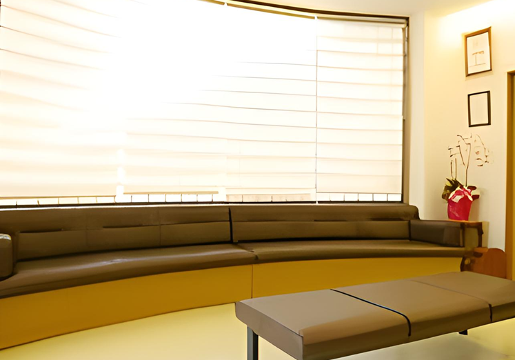 ①クリニック外観②受付③待合室