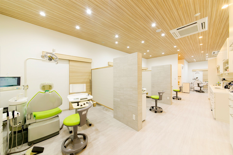 薄くて軽い素材を採用し、自然な見た目と高いフィット感を実現