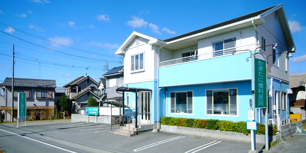 ①クリニック外観②駐車場③受付