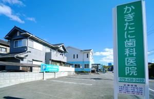 ①クリニック外観②駐車場③受付