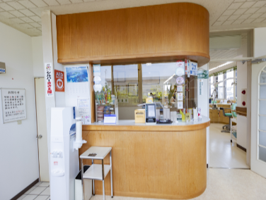 ①外観②診療室③受付