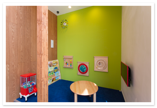 ①医院外観（スロープ）②キッズスペース③診療室