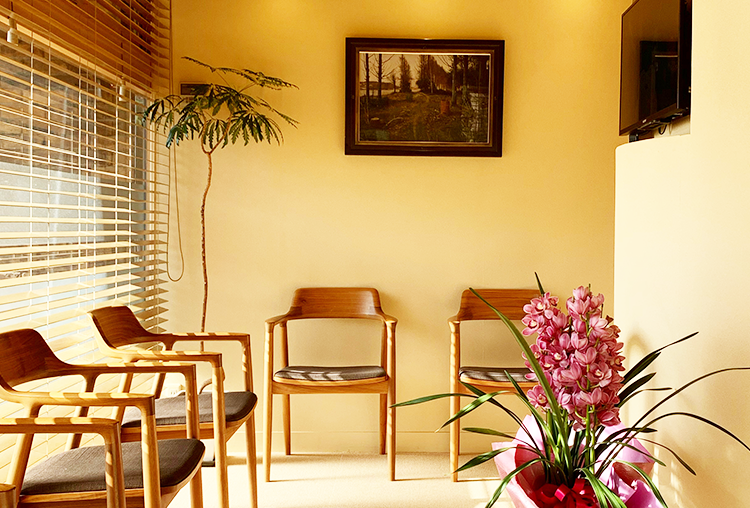 ①医院看板②滅菌の様子③待合室