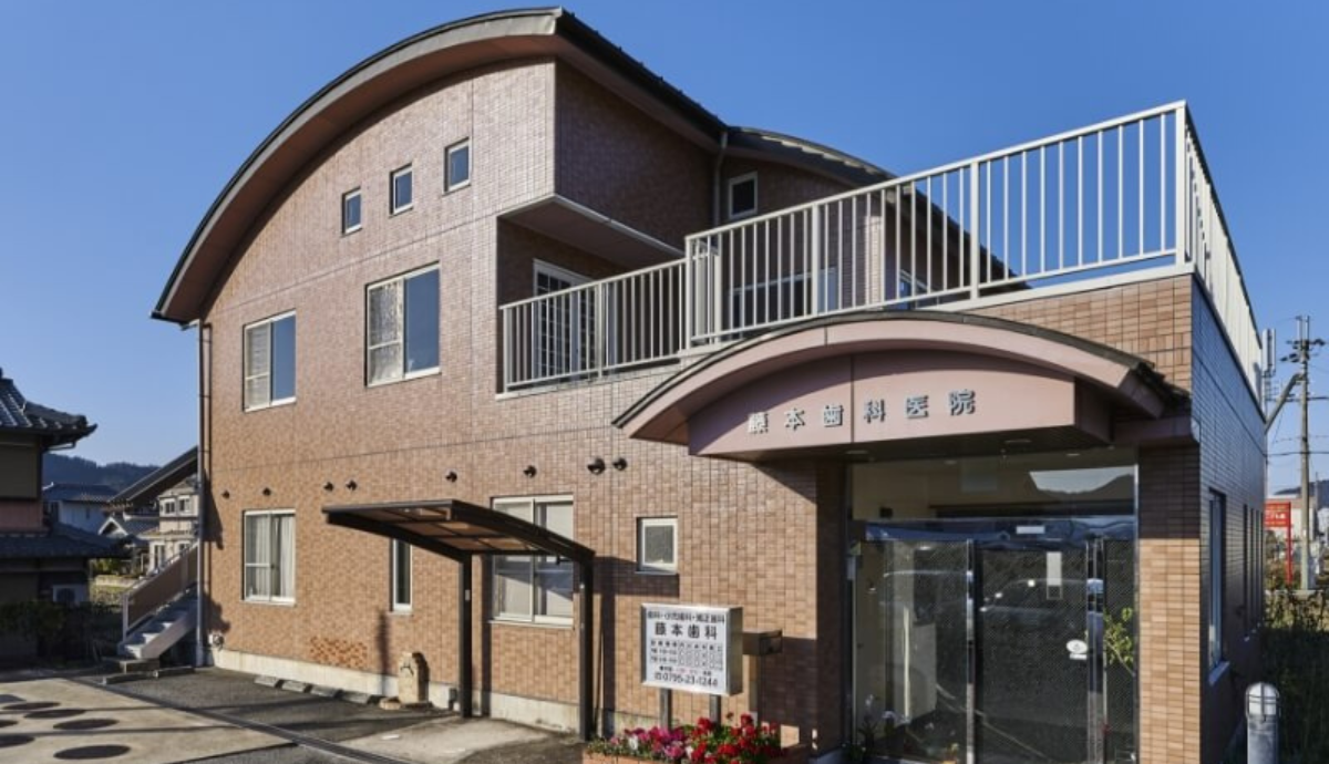【日本へそ公園駅から徒歩12分】通いやすさと丁寧なケアが魅力の「藤本歯科医院」