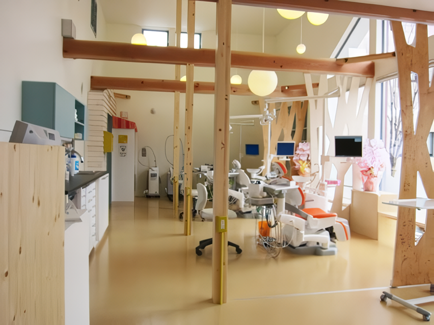 ①外観②診察室③トレーニングコーナー