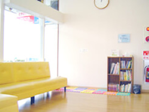 ①外観②待合室③診療室