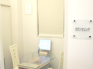 【豊橋医療センター停留所から徒歩5分・駐車場完備】歯周病治療に専門的に取り組むTZデンタルクリニック